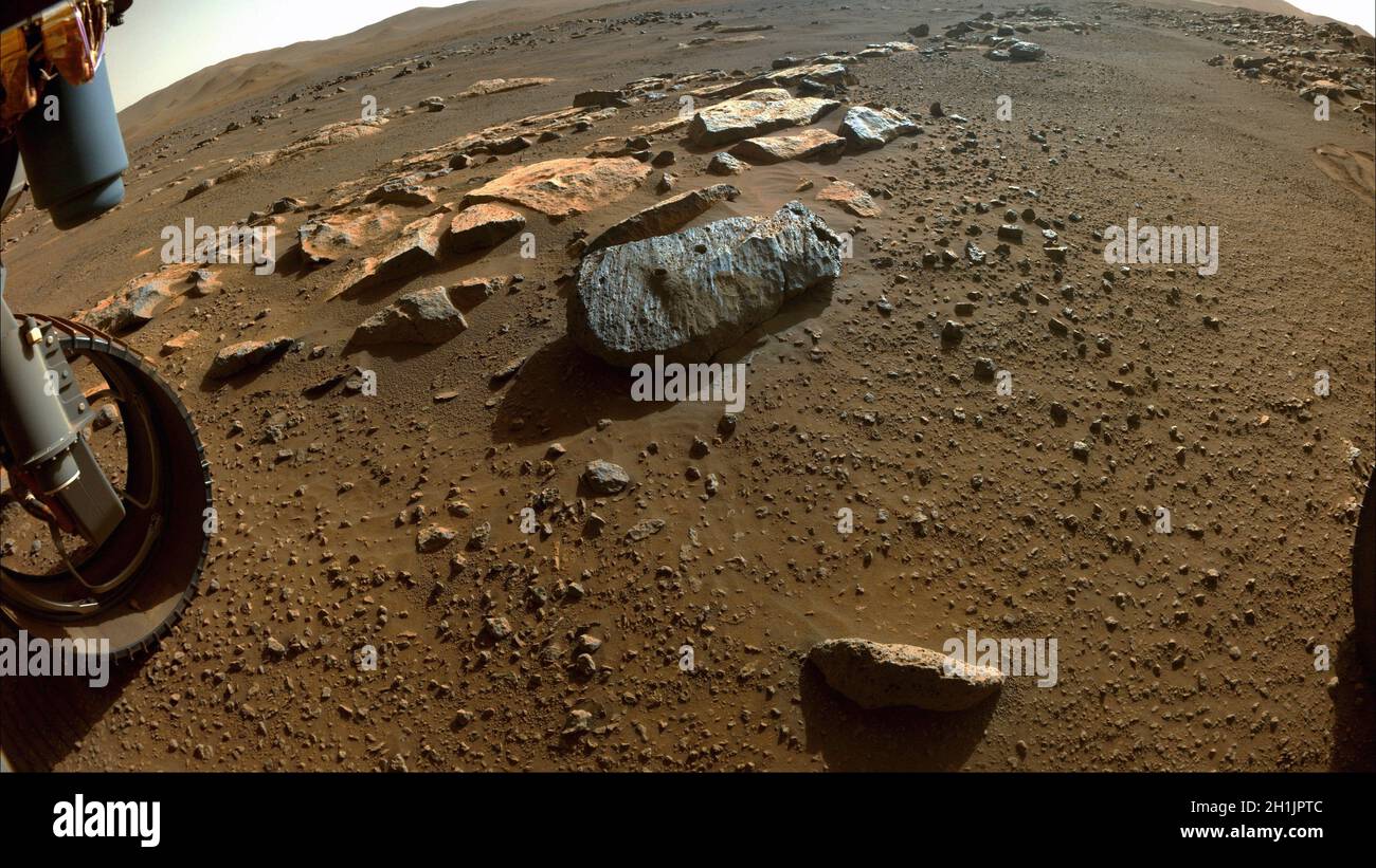 La perseverancia de la NASA Mars rover tomó esta fotografía de la roca llamada Rochette el 7 de septiembre de 2021, PDT. El agujero en el lado izquierdo es conocido como 'Montagnac' (perforado el 7 de septiembre), y el agujero a la derecha es conocido como 'Montdenier' (perforado el 1 de septiembre). Un punto redondo en el que el rover abrasó parte de la superficie de la roca, apodado 'Bellegarde,' es visible bajo el agujero a la derecha. Marte. Una versión optimizada y mejorada de una imagen de NASA / crédito de la NASA. Foto de stock