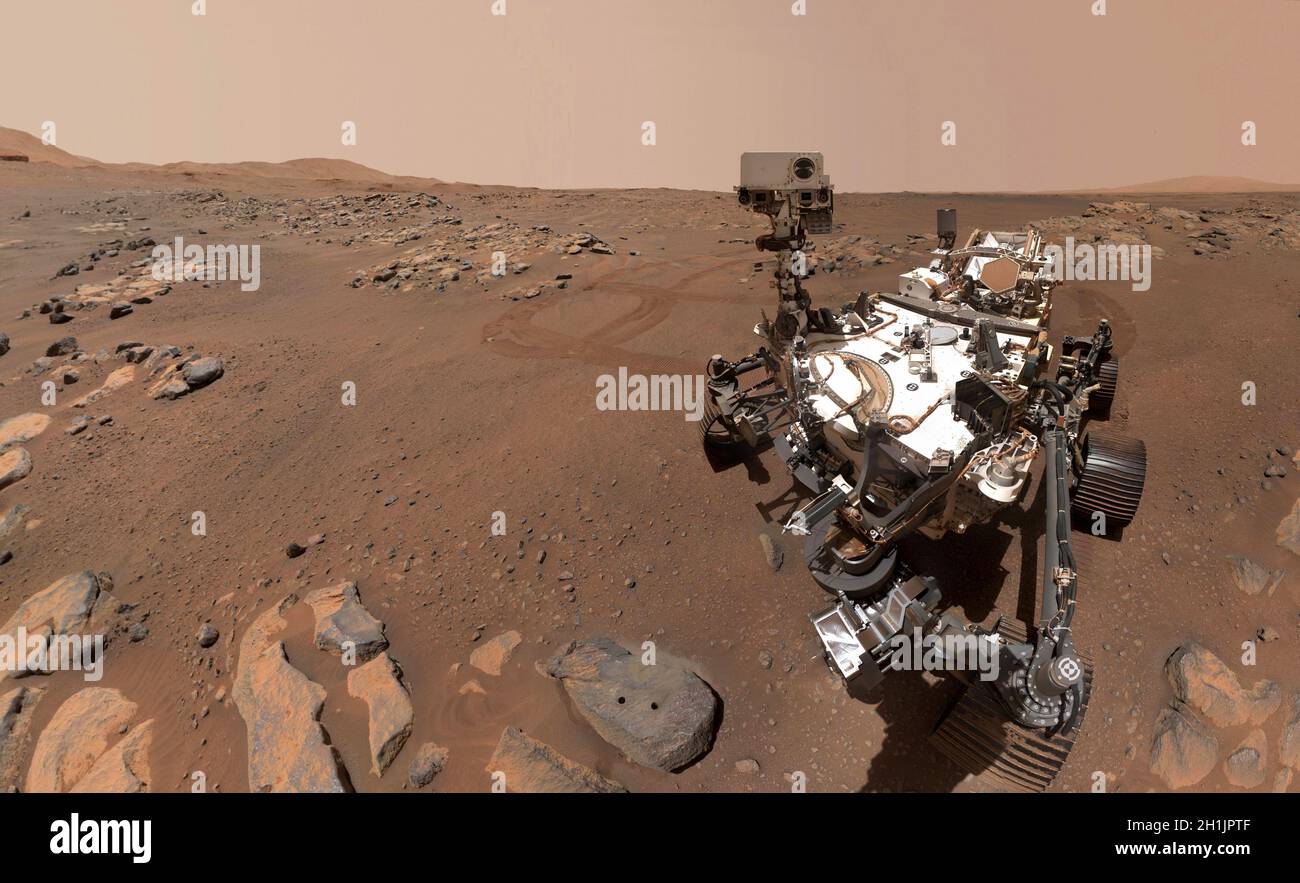 La perseverancia de la NASA Mars rover tomó este selfie sobre una roca apodada 'Rochette,' el 10 de septiembre de 2021, el día Marciano 198th, o sol de la misión. Se pueden observar dos orificios en los que el robot utilizó su brazo robótico para perforar muestras de núcleo de roca. Marte. Una versión optimizada y mejorada de una imagen de NASA / crédito de la NASA. Foto de stock