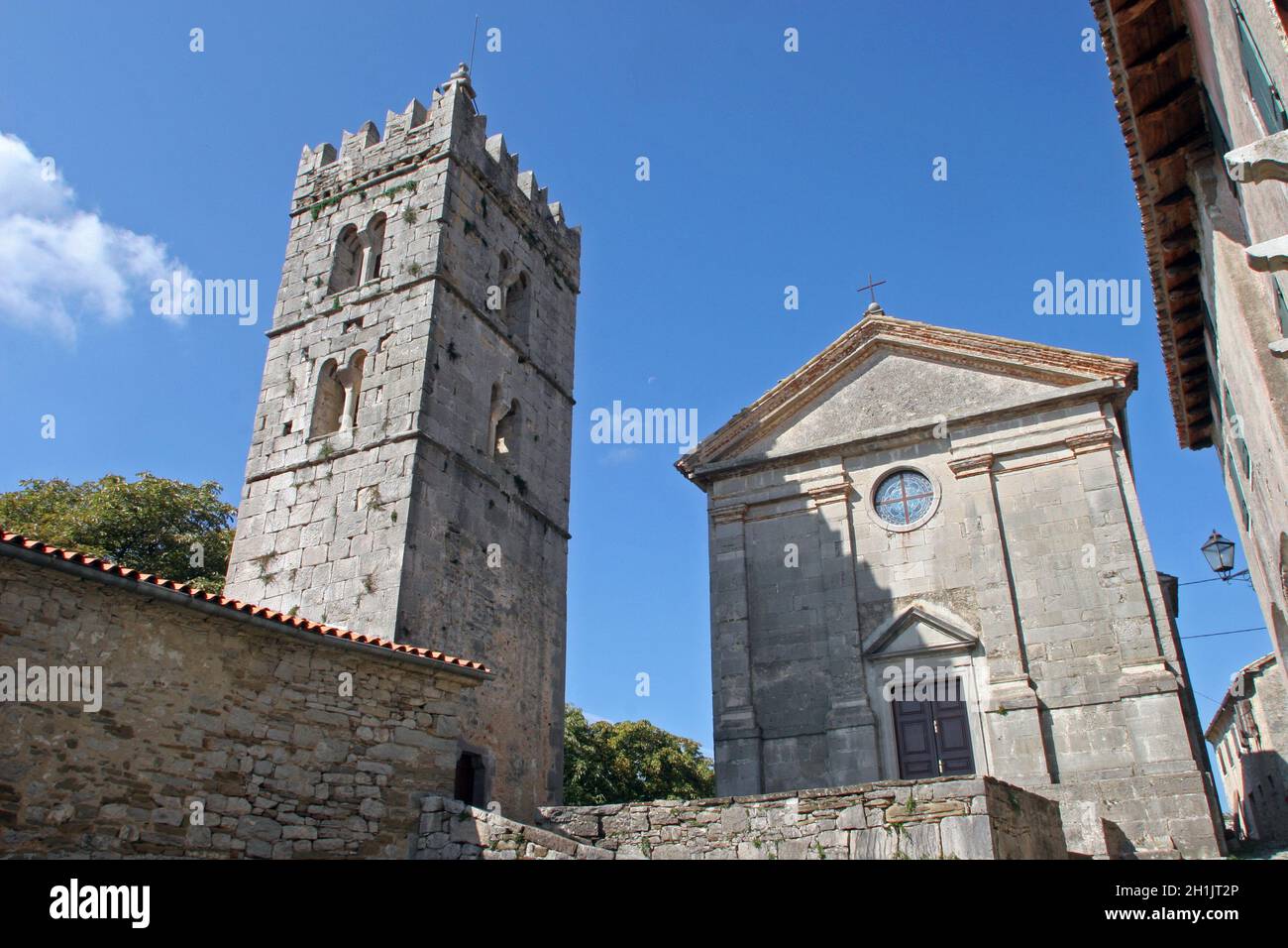 La Ciudad Más Pequeña Del Mundo Iglesia en el zumbido de la ciudad más pequeña del mundo, Istra, Croacia  Fotografía de stock - Alamy