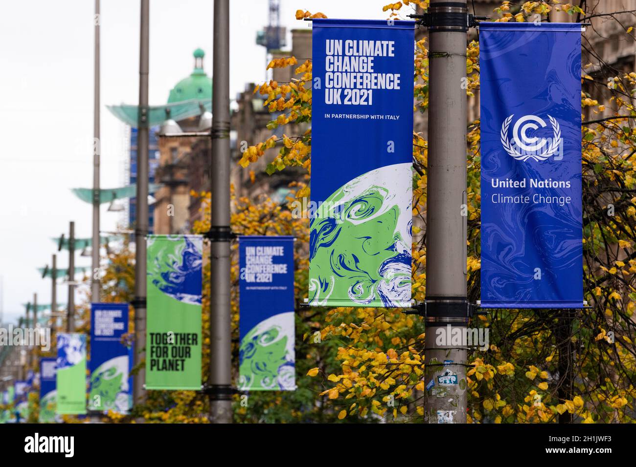 Banners de la COP 26 en Buchanan Street, Glasgow, Escocia, Reino Unido Foto de stock