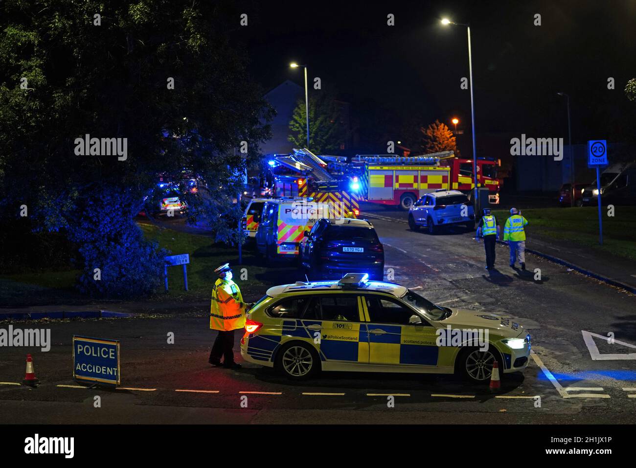 La policía en el lugar de la escena en Kincaidston Drive, Ayr, como