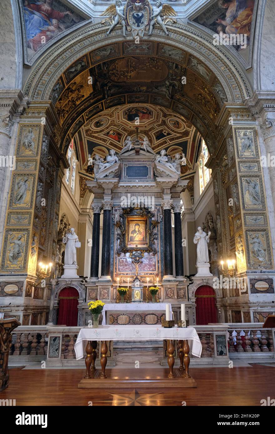El altar mayor en la Iglesia de Santa Maria del Popolo, Roma, Italia  Fotografía de stock - Alamy