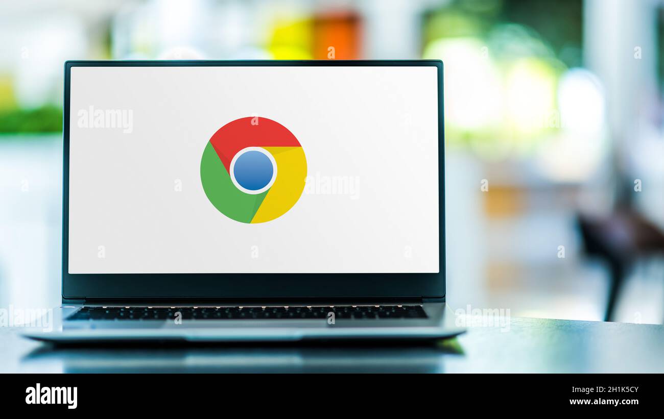 POZNAN, POL - SEP 23, 2020: Ordenador portátil mostrando el logo de Google Chrome, un navegador web multiplataforma desarrollado por Google Foto de stock