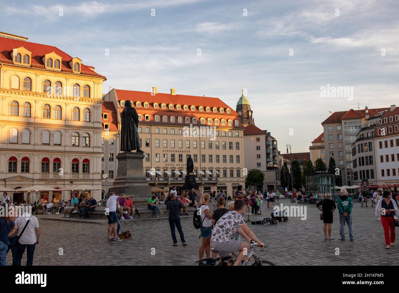 DRESDEN, SAJONIA, ALEMANIA - 22 DE AGOSTO de 2020: Una vista del nuevo mercado en Dresden donde se encuentra el monumento Friedrich August II, el Steigenberger ho Foto de stock