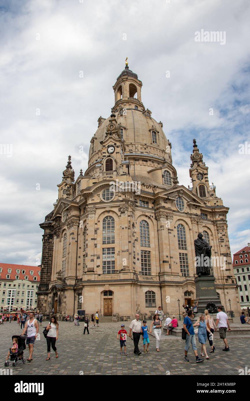 DRESDEN, SAJONIA, ALEMANIA - 22 DE AGOSTO de 2020: Una vista del barroco Frauenkirche en el Neuer Markt en el centro de Dresde. Una popular excursión destino Foto de stock
