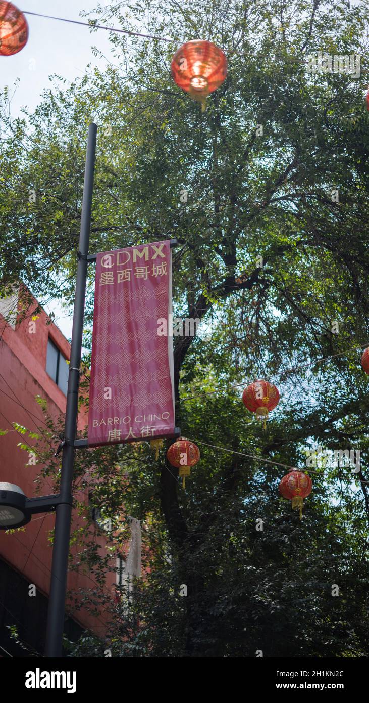 Ciudad de México, México - 24 de septiembre de 2020: Retrato de un árbol,  una farola con un letrero de chinatown y varias lámparas chinas. El chino  la Fotografía de stock - Alamy