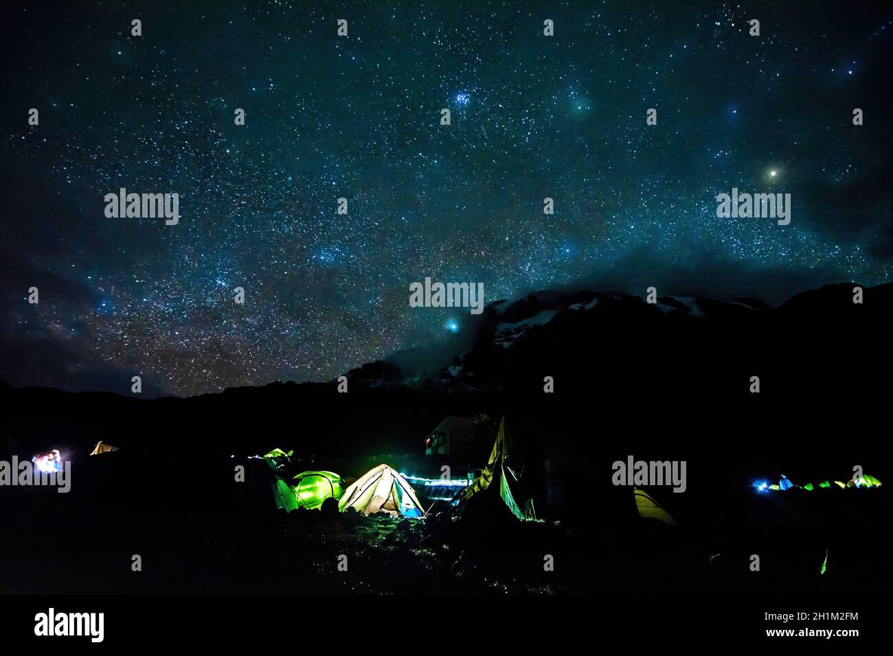 Acampadas en la base del monte Kilimanjaro por la noche bajo las estrellas Foto de stock