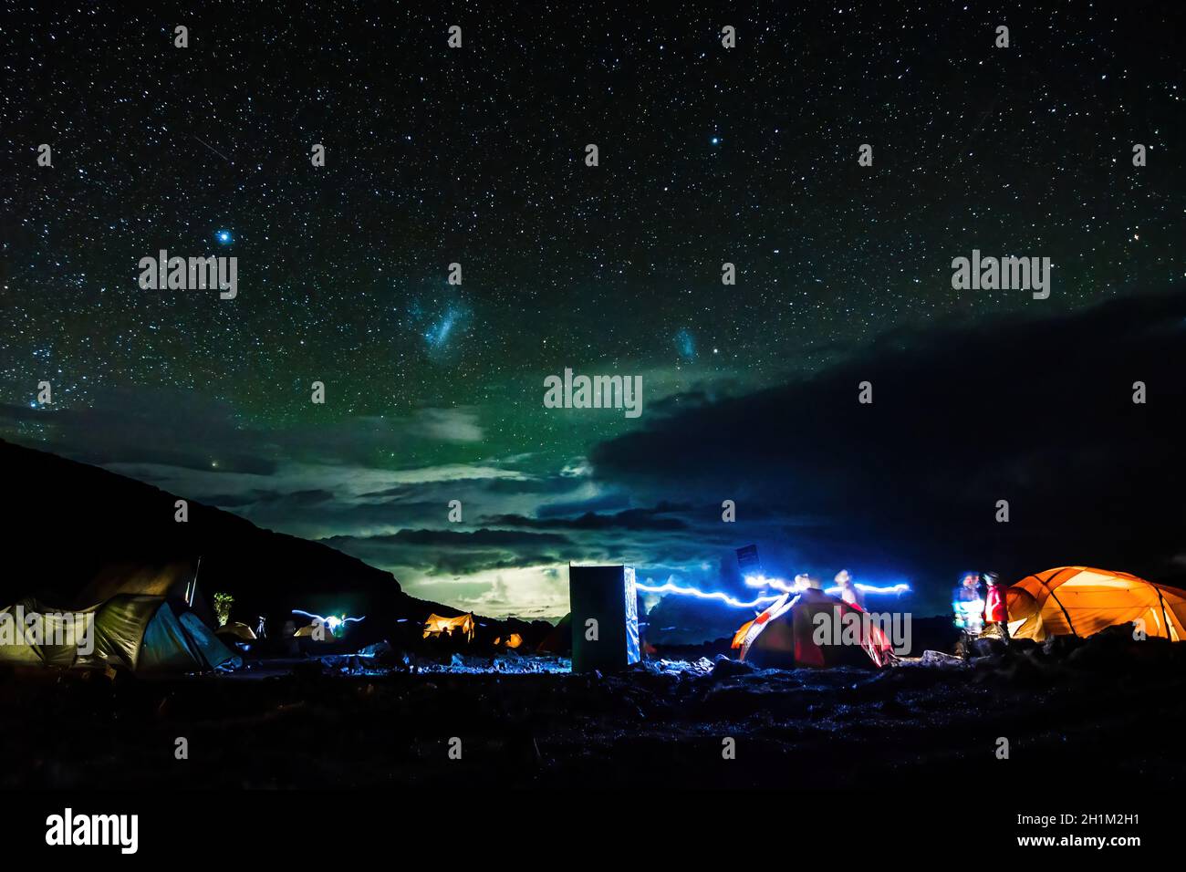 Acampadas en la base del monte Kilimanjaro por la noche bajo las estrellas Foto de stock