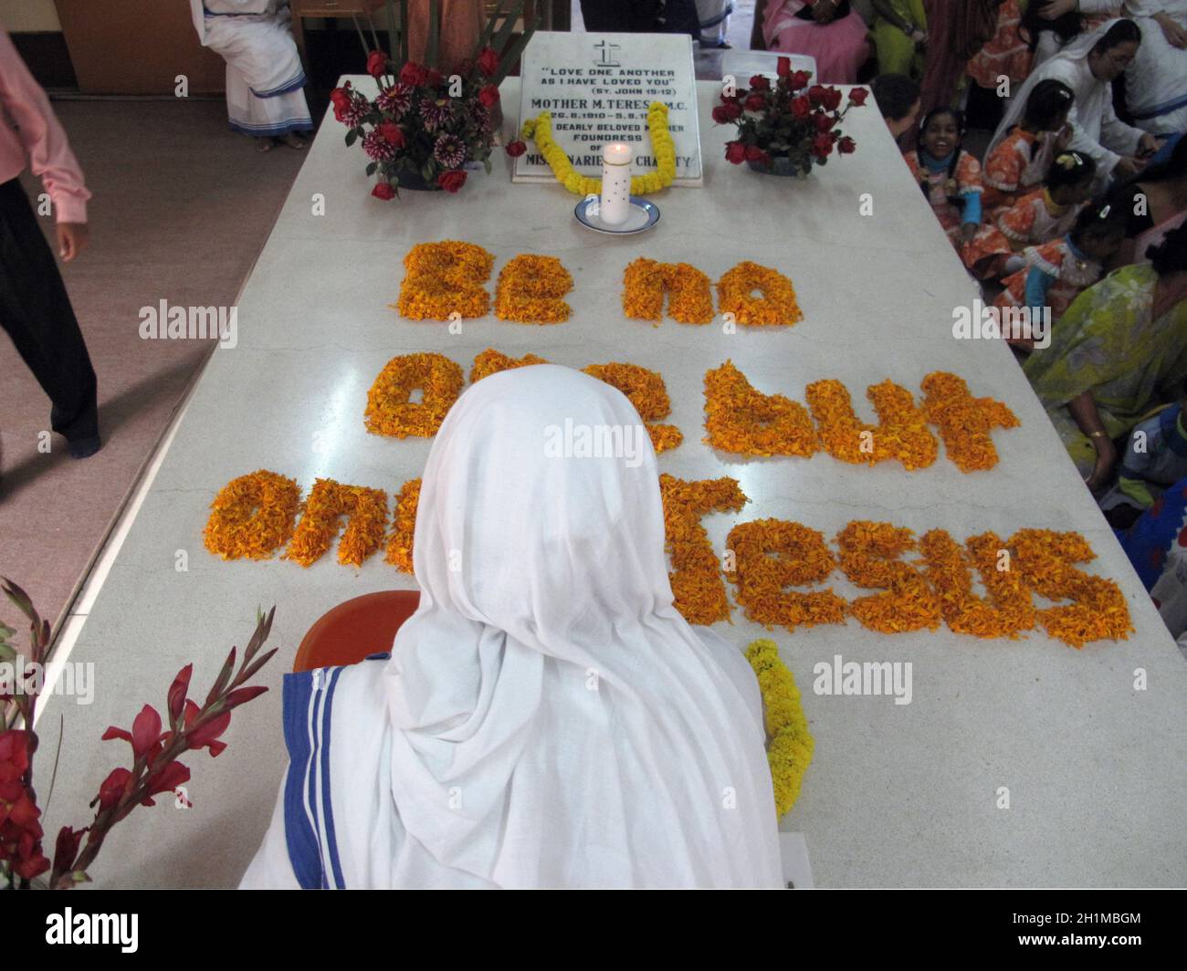 La tumba de Madre Teresa, hermanas cada día decoran las tumbas con