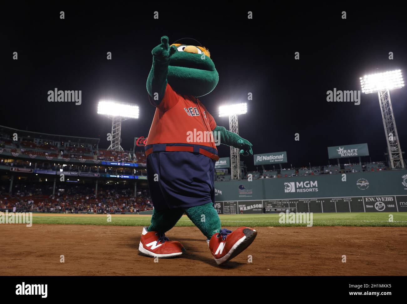 Boston red sox mascot fotografías e imágenes de alta resolución - Alamy