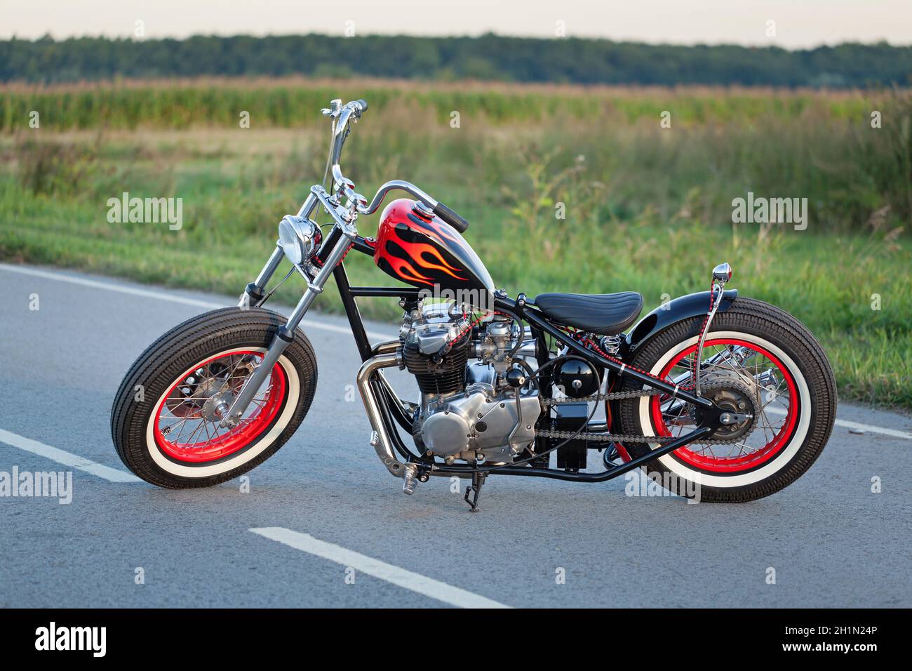 Moto con amortiguador personalizado. Motocicleta de estilo vintage en la  carretera Fotografía de stock - Alamy