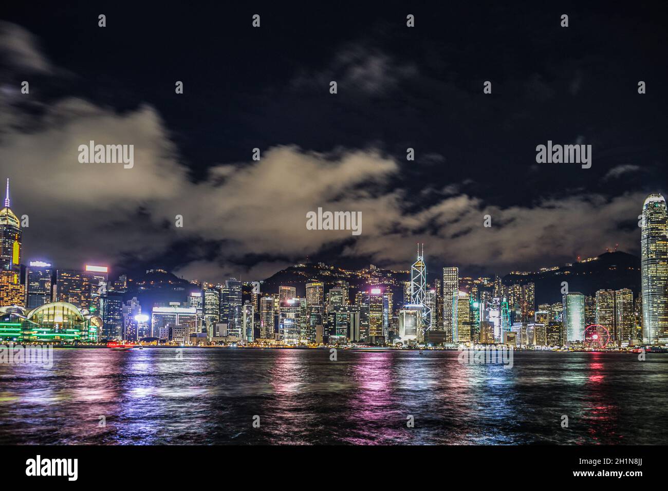 Vista nocturna de Hong Kong desde el puerto Victoria. Lugar de rodaje: Región Administrativa Especial de Hong Kong Foto de stock