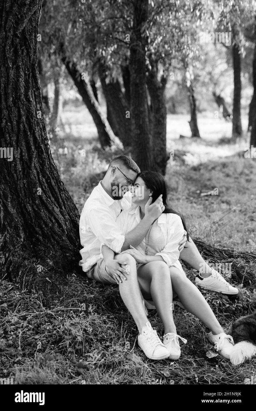 pareja joven enamorada de un tipo con barba y.. una chica con pelo oscuro en ropa clara en el bosque verde Fotografía de stock - Alamy pareja joven enamorada de un tipo con barba y.. una chica con pelo oscuro en ropa clara en el bosque verde Fotografía de stock - Alamy