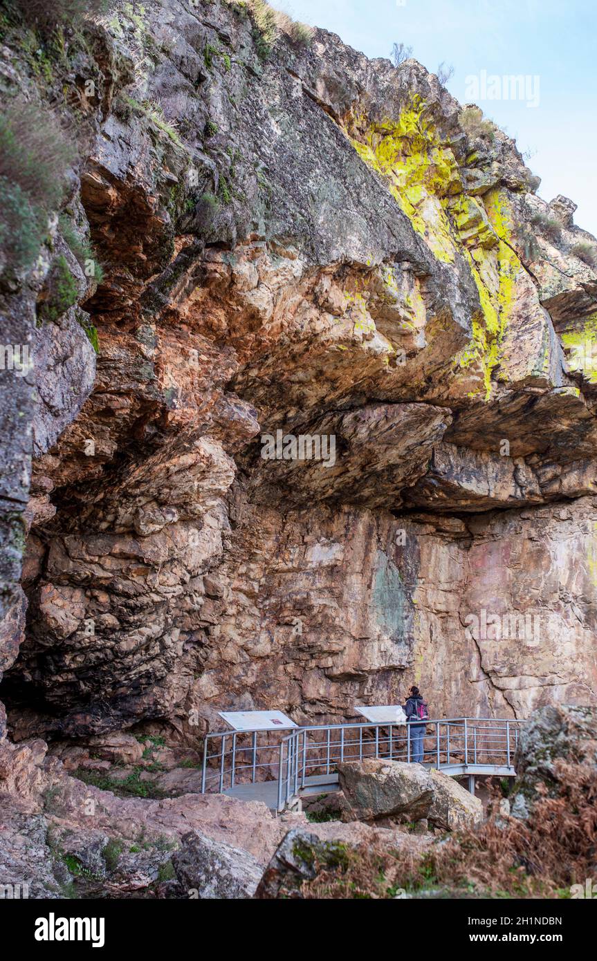 Visitante de la Cueva Chiquita, refugio de roca con pinturas prehistóricas en el geopark Villuercas. Canamero, Cáceres, Extremadura, España Foto de stock