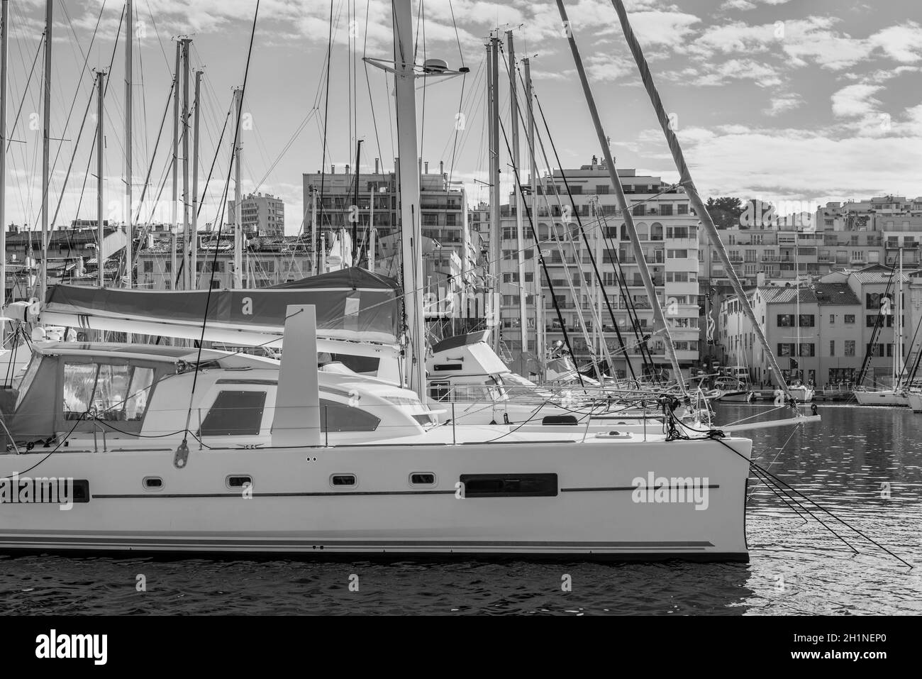 Veleros en el viejo puerto de Marsella. Fotografía en blanco y negro. Foto de stock