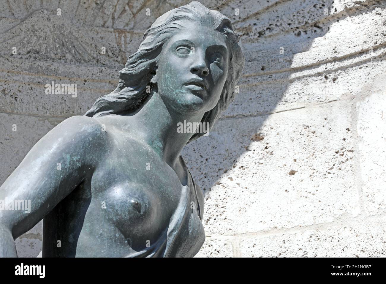 Detailaufnahme. Die weibliche Figur stellt die 'Junge Jägerin' am Hubertusbrunnen in München-Neuhausen-Nymphenburg dar. Entwurf Adolf von Hildebrand 1 Foto de stock