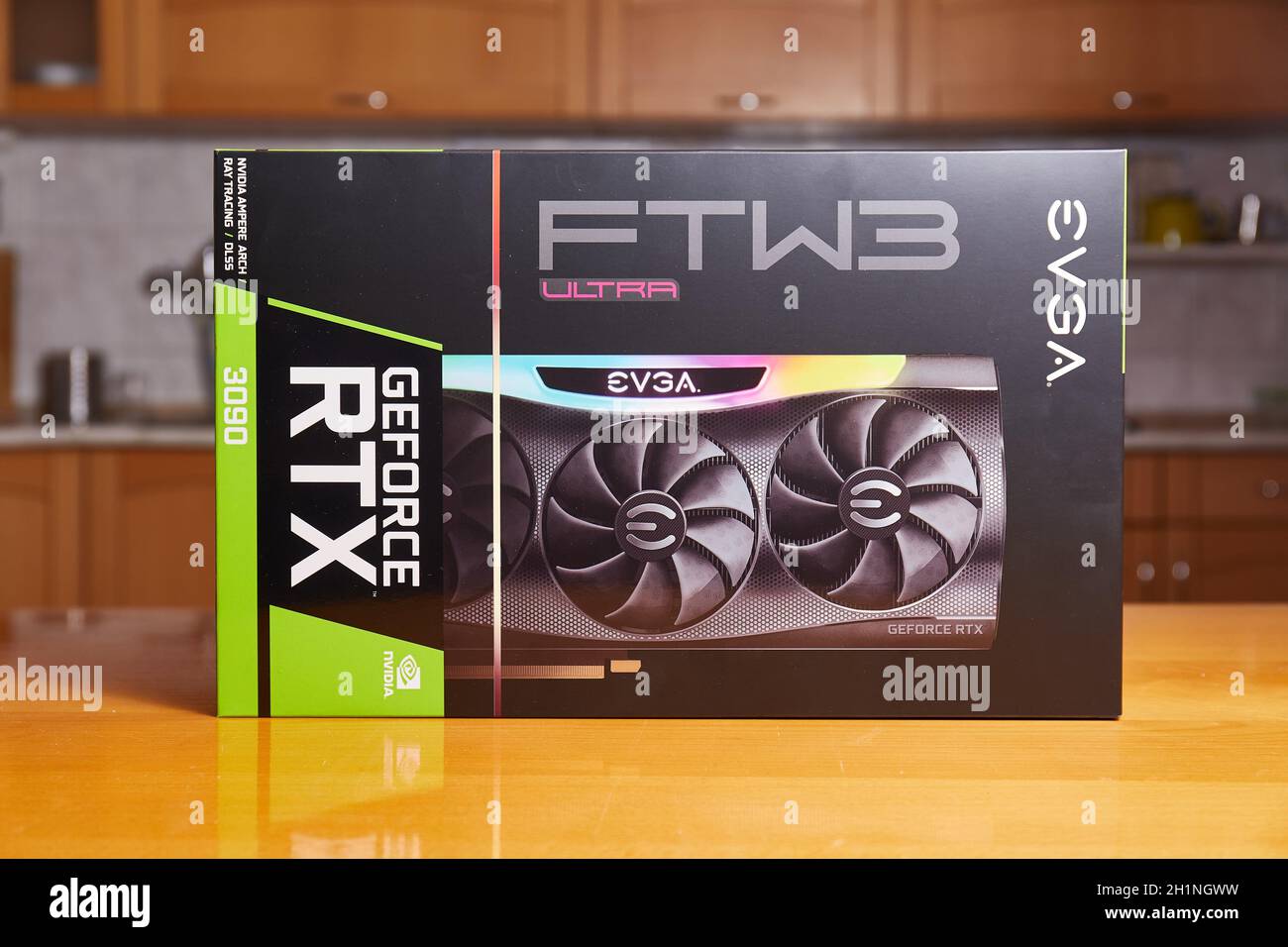 Budapest, Hungría - Circa 2020: Tarjeta gráfica NVIDIA GeForce RTX 3090  fabricada por EVGA en su caja. GPU de gama alta de la serie 30 Ampere  Archite de Nvidia RTX Fotografía de stock - Alamy