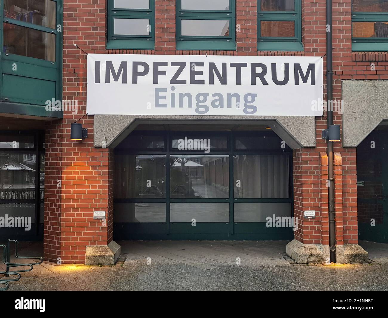 Eingang zu einem Impfzentrum für Covid-19 en Alemania Foto de stock