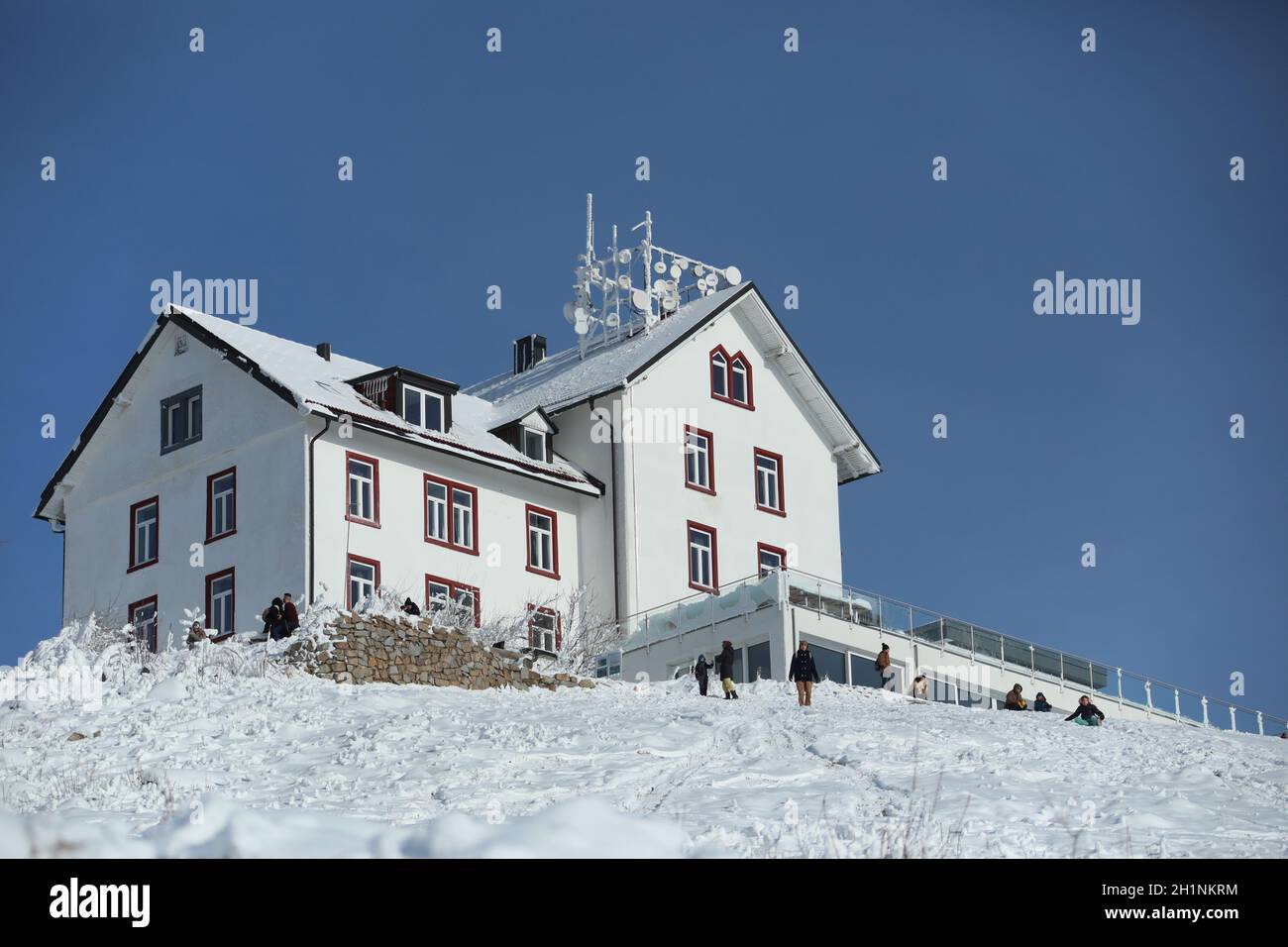 Winterwanderer erklimmen das Berggasthaus Hochblauen - Winterimpresionen en Zeiten von Corona. Die Menschen trieb es auch am zweiten Januar-Wochene Foto de stock