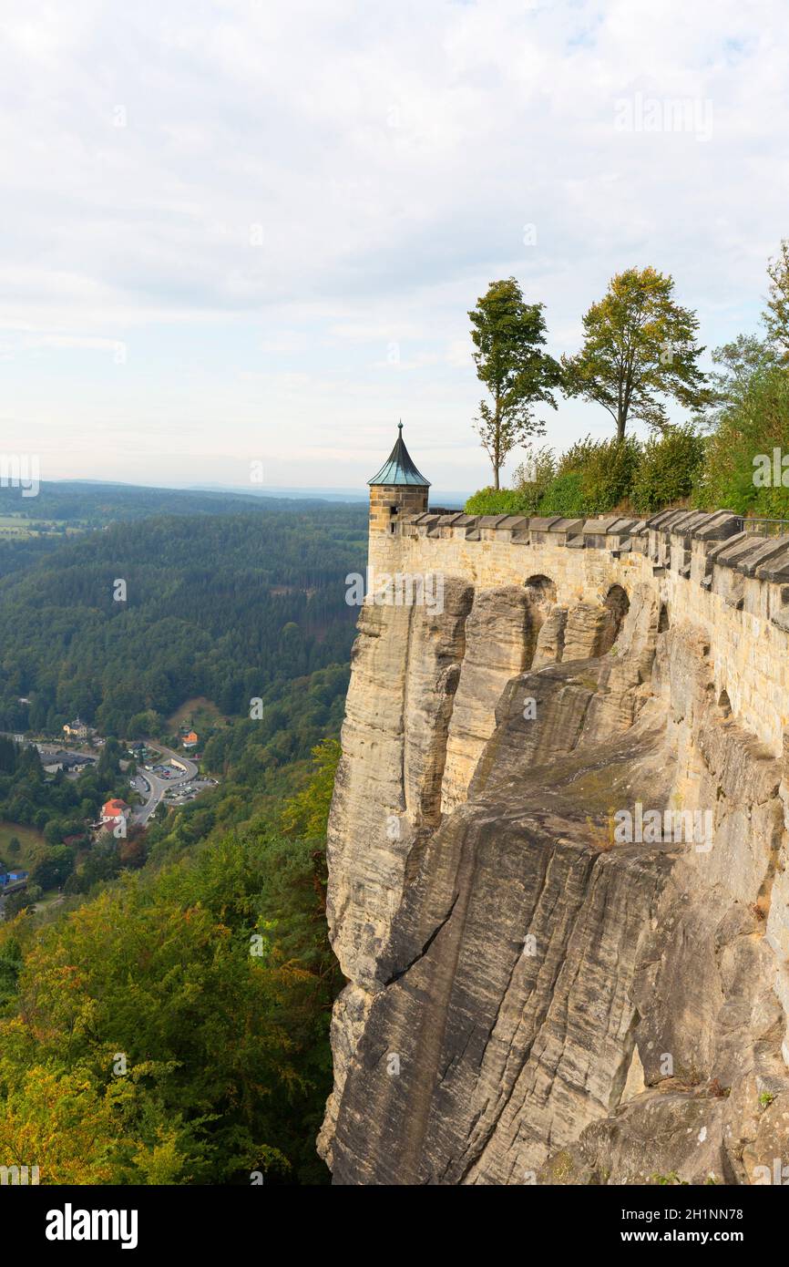 Fortaleza medieval de Königstein, situada en una colina rocosa sobre el río Elba en la Suiza sajona, Königstein, Alemania Foto de stock