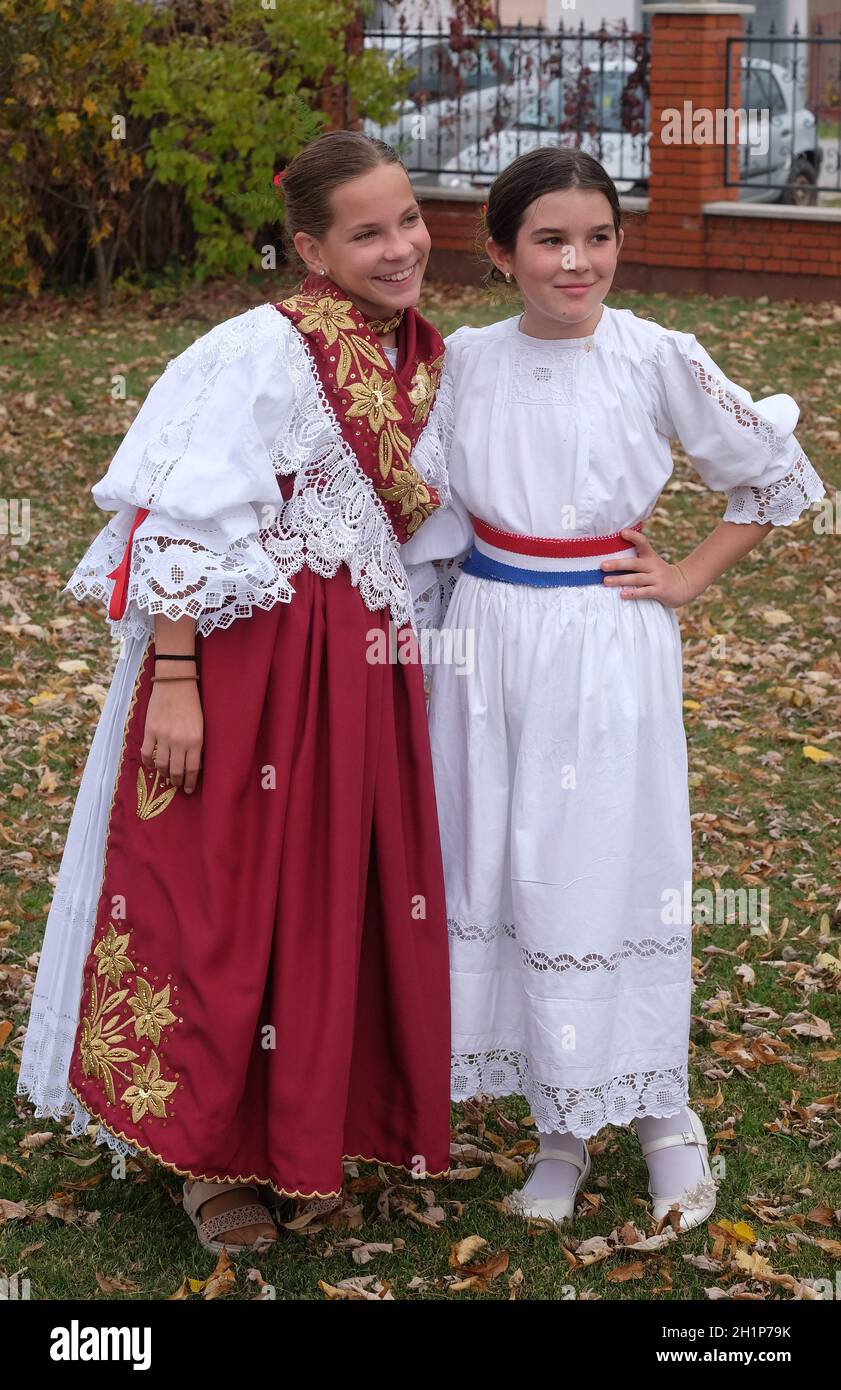 Las ni as vestidas con trajes t picos ir a la iglesia en la Misa