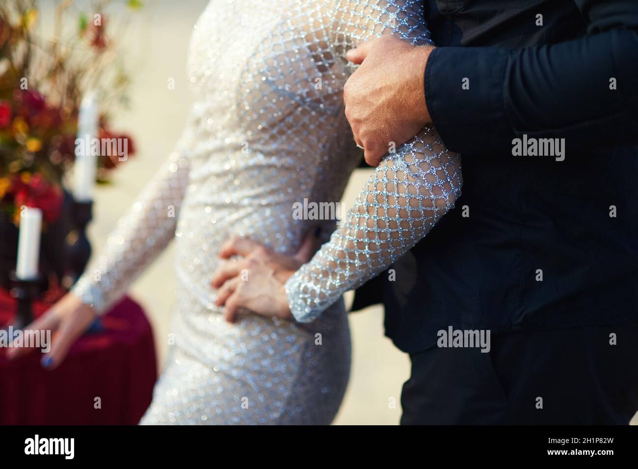El novio sostiene el peso por el brazo. Foto de boda. Foto de stock