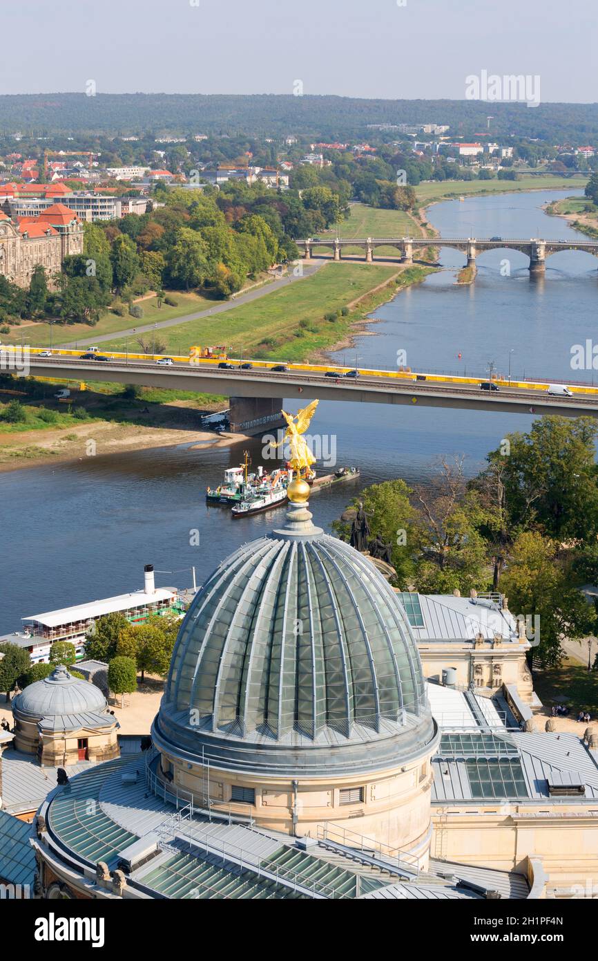 Dresde, Alemania - 23 de septiembre de 2020 : Vista aérea de la Academia de Bellas Artes de Dresde situada en el río Elba. La cúpula de cristal del edificio principal Foto de stock