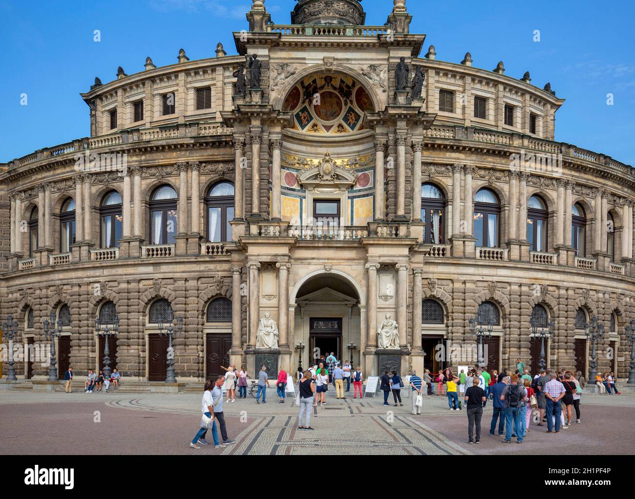 Dresden, Alemania - 23 de septiembre de 2020 : Semperoper, famosa ópera. El edificio está situado en la plaza del Teatro, cerca del río Elba, en el casco histórico Foto de stock
