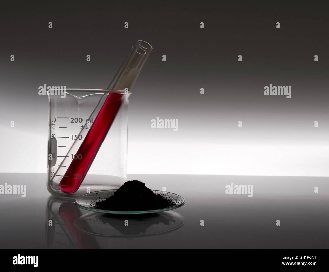 Permanganato potásico líquido, KMnO4, alcohol. Ingredientes químicos cosméticos sobre mesa blanca de laboratorio. Dispara en un estudio sobre un fondo oscuro con l Foto de stock