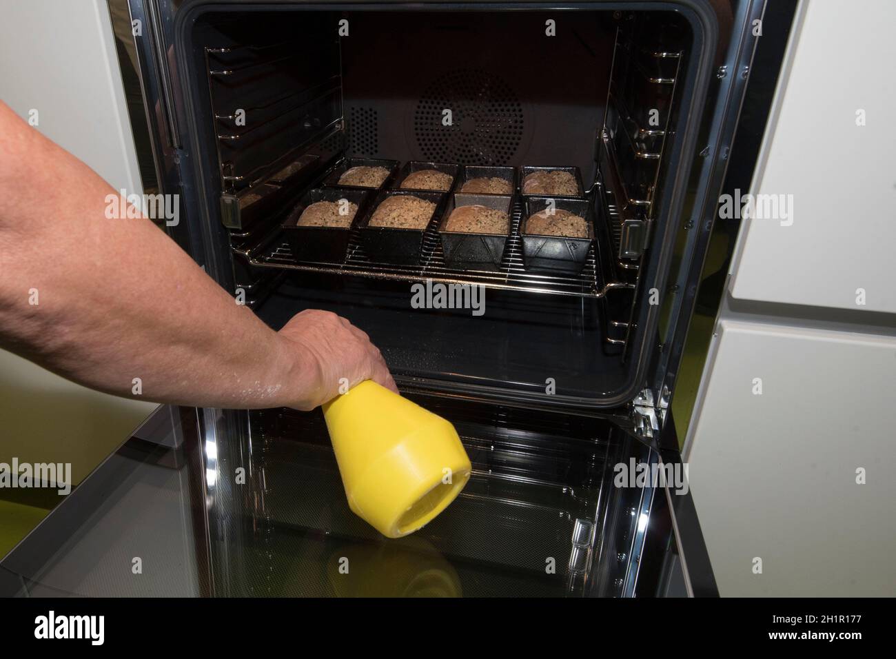 hornear pan recién hecho en el horno, hornear pan casero Fotografía de  stock - Alamy