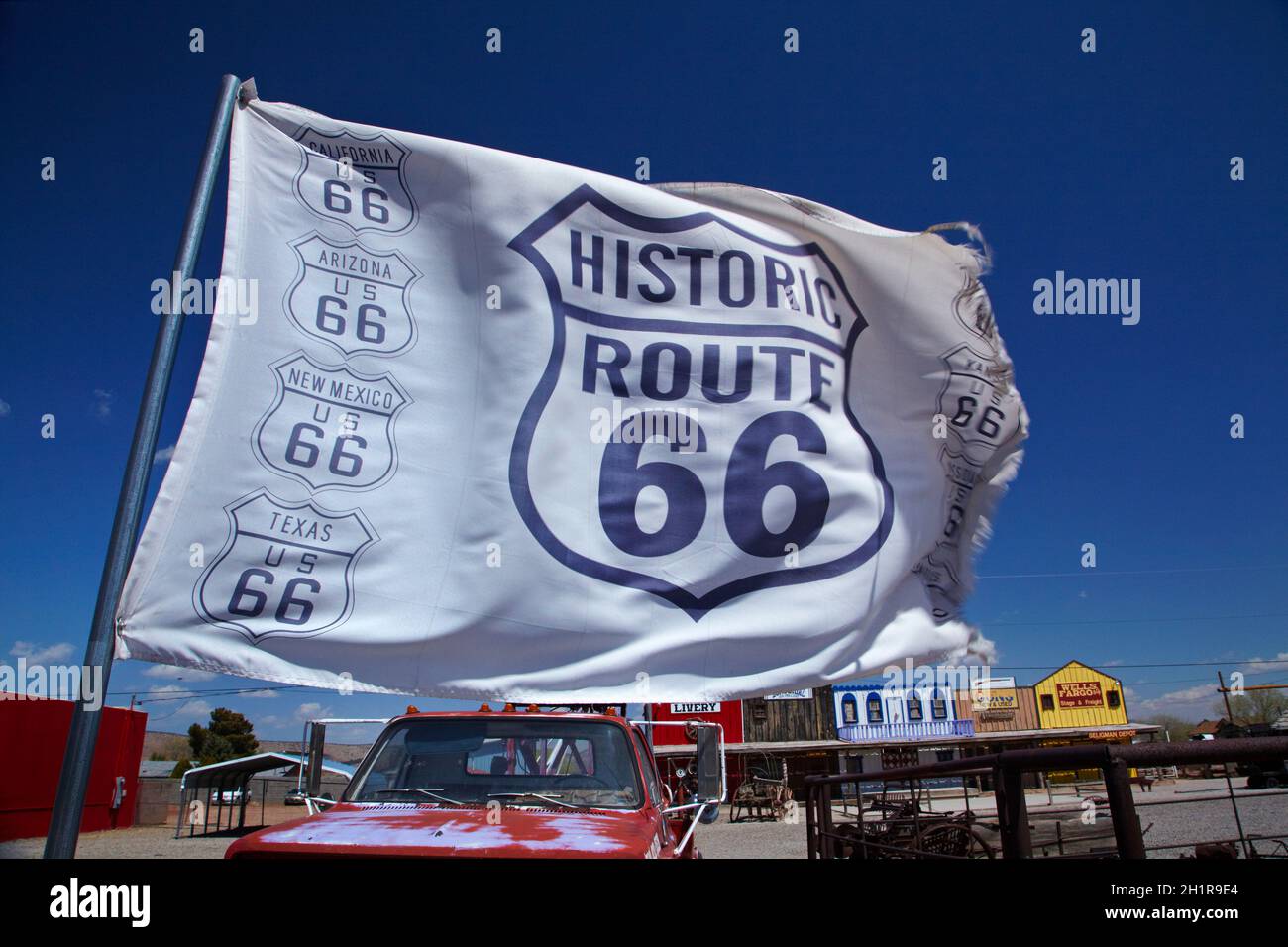 Bandera gigante de la Ruta 66, Seligman, histórica Ruta 66 de los Estados Unidos, Arizona, Estados Unidos Foto de stock