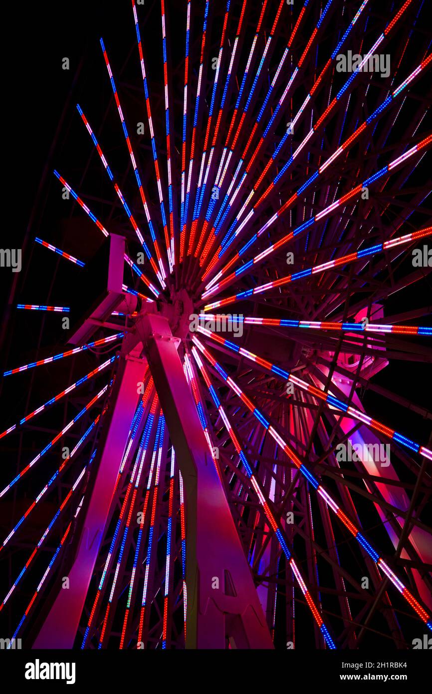 Noria coloridos en la noche, Pacific Park, Santa Monica Pier, Santa Monica, Los Ángeles, California, Estados Unidos. Foto de stock