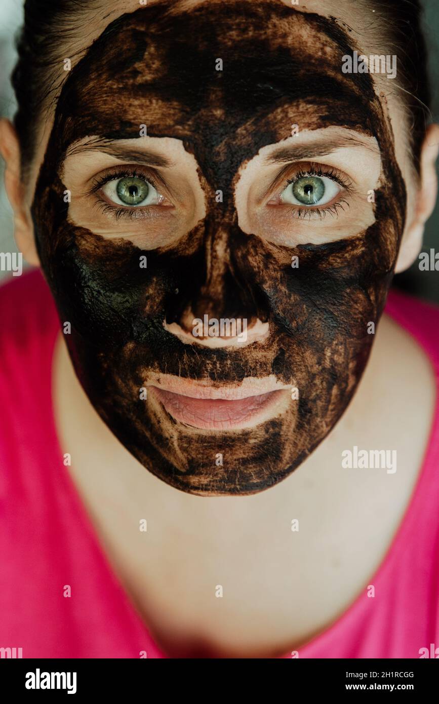 respuesta Heredero Irónico mascarilla de chocolate en la cara hecha en casa Fotografía de stock - Alamy