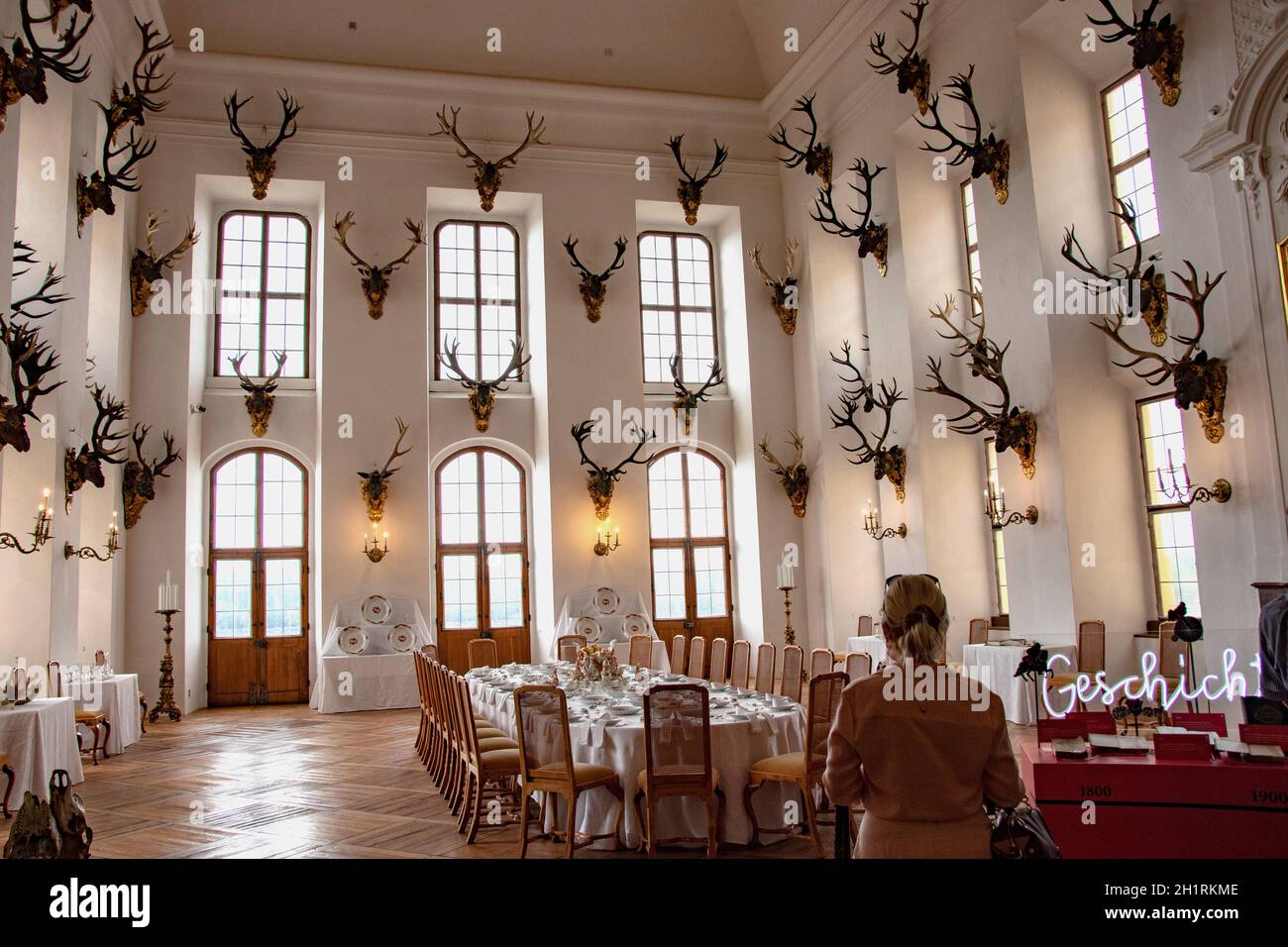 Moritzburg, Sajonia, Alemania – 23 de agosto de 2020: Sala de banquetes en el castillo barroco Moritzburg cerca de Dresde con servicio de restauración real hecho de Meissen por Foto de stock