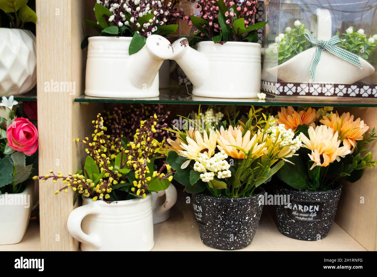 Composición artificial de flores de tela en tienda de flores. Objetos de  interiores, haciendo ramos Fotografía de stock - Alamy