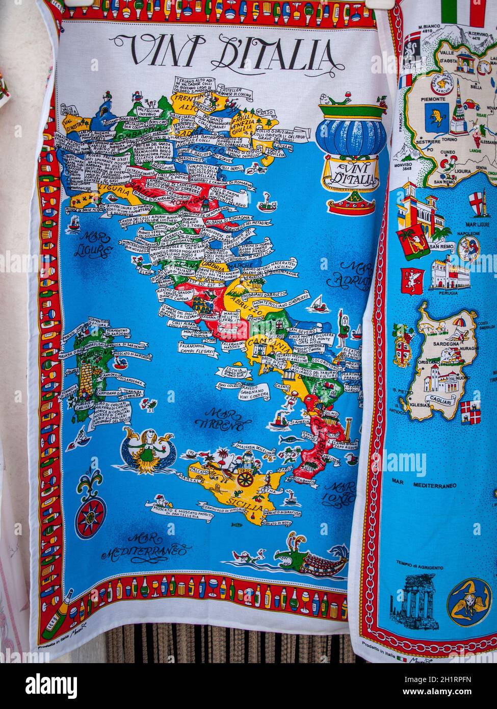 Alberobello, Italia - 16 de septiembre de 2019: Mantel con un mapa de Italia  y marcados atractivos culinarios regionales Fotografía de stock - Alamy
