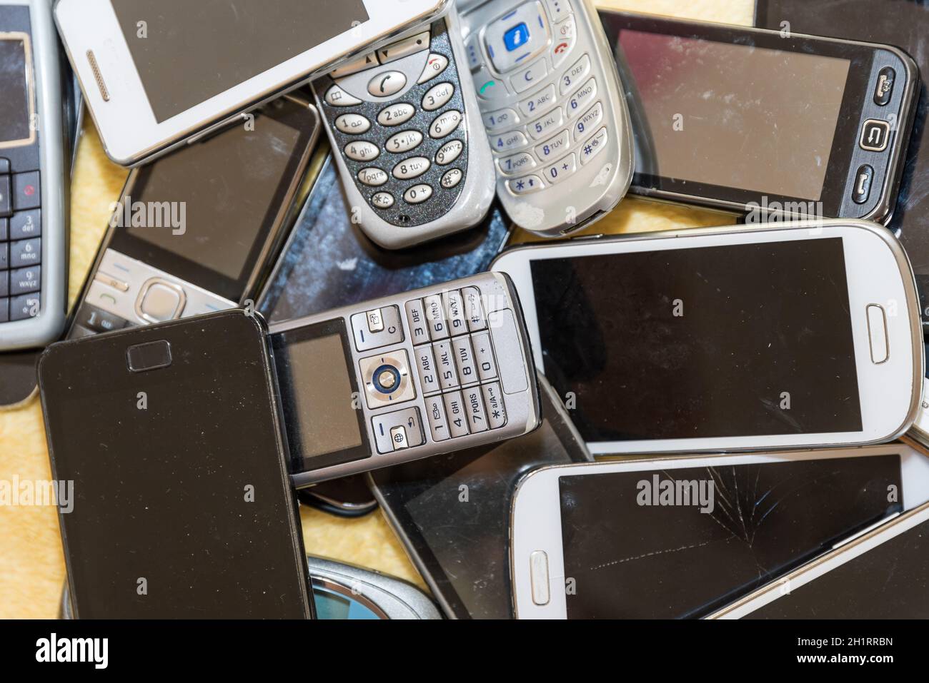 Colección de teléfonos celulares antiguos Reciclaje de valiosas materias primas desde Colección de teléfonos celulares antiguos Reciclaje de valiosas materias primas desde