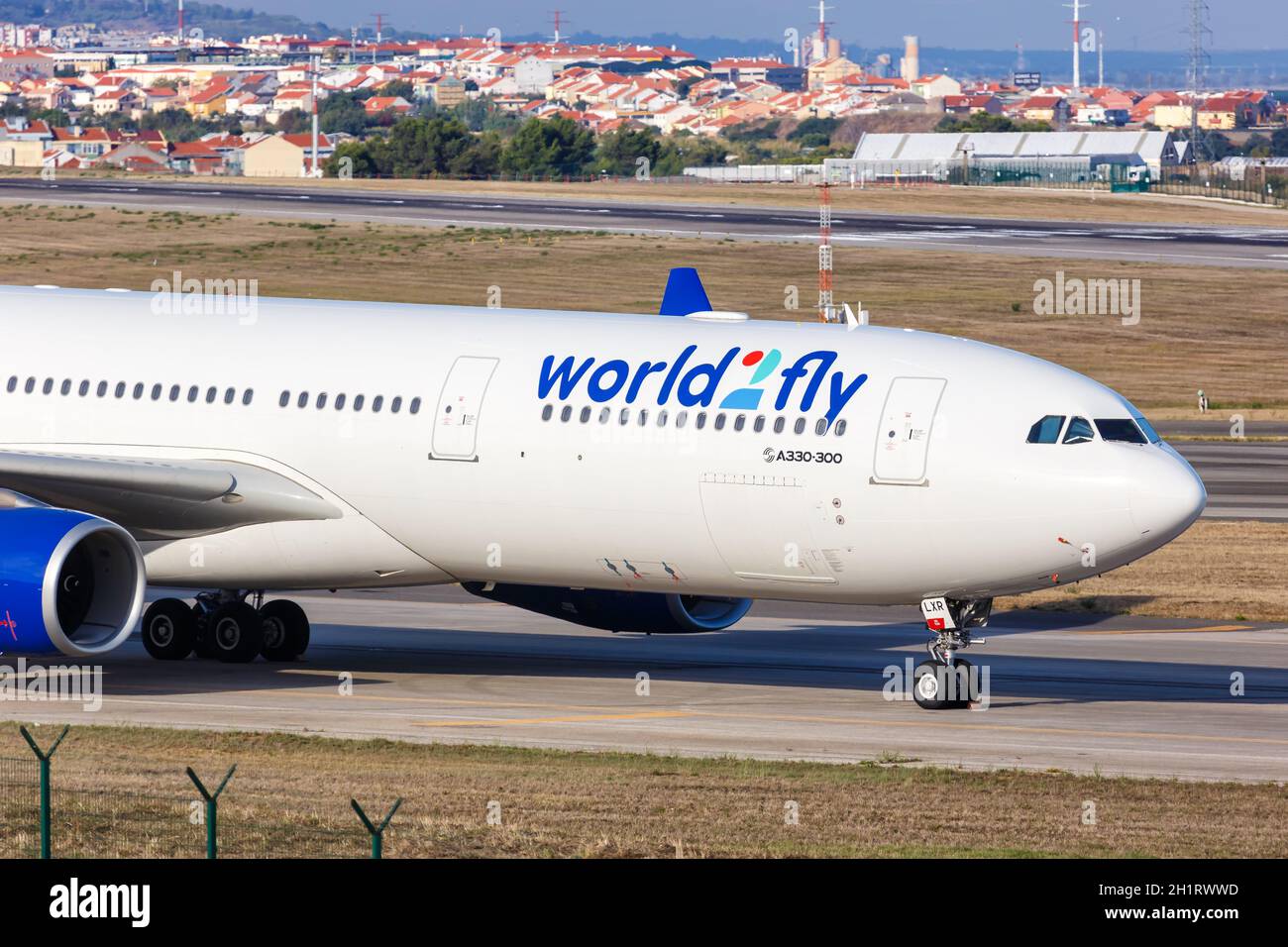 Lisboa, Portugal - 24 de septiembre de 2021: World2Fly Airbus A330-300 avión en el aeropuerto de Lisboa (LIS) en Portugal. Foto de stock