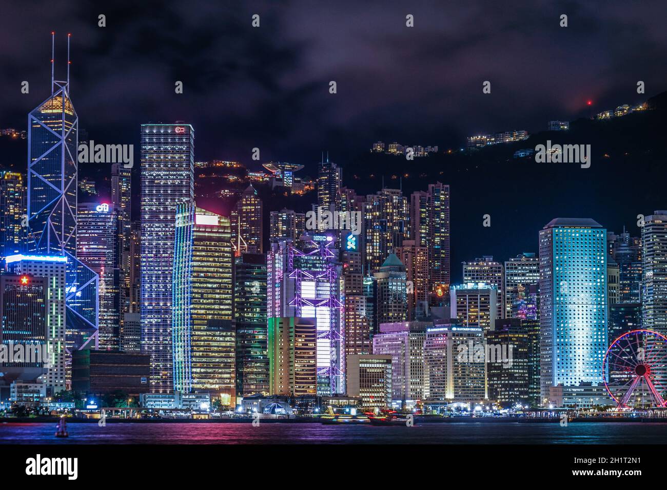 Vista nocturna de Hong Kong desde el puerto Victoria. Lugar de rodaje: Región Administrativa Especial de Hong Kong Foto de stock