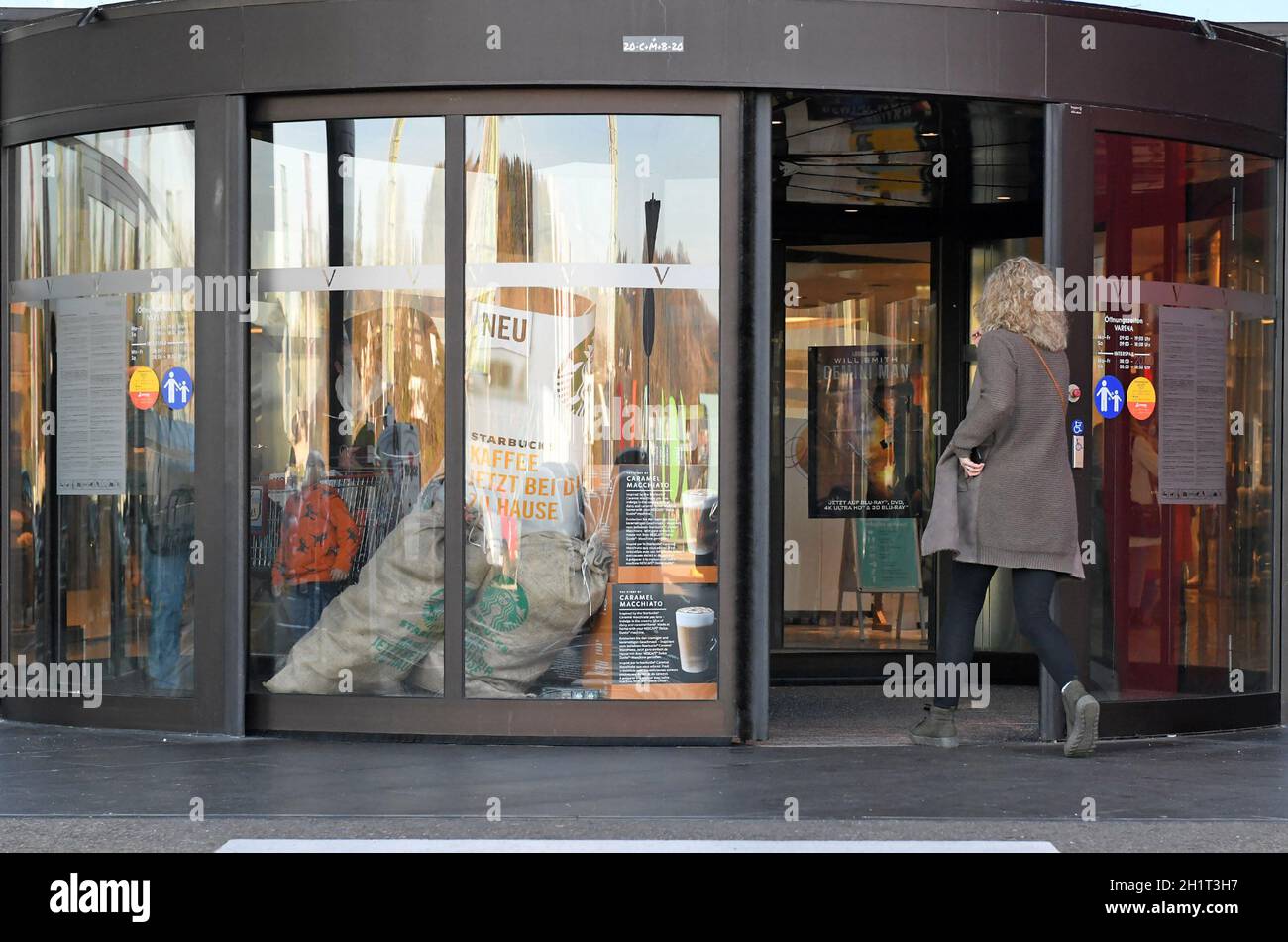 Corona-Krise - Lockdown - Eingang eines Einkaufszentrums en Österreich, Europa - Corona Crisis - Lockdown - Entrada de un centro comercial en Austria, Foto de stock