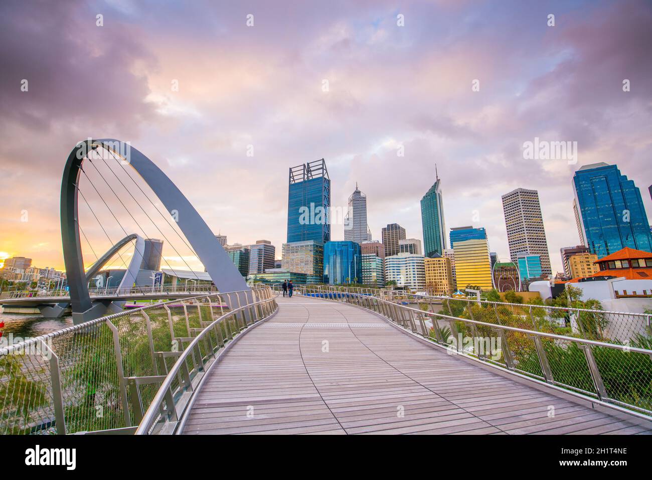 El horizonte del centro de Perth en Australia al atardecer Foto de stock
