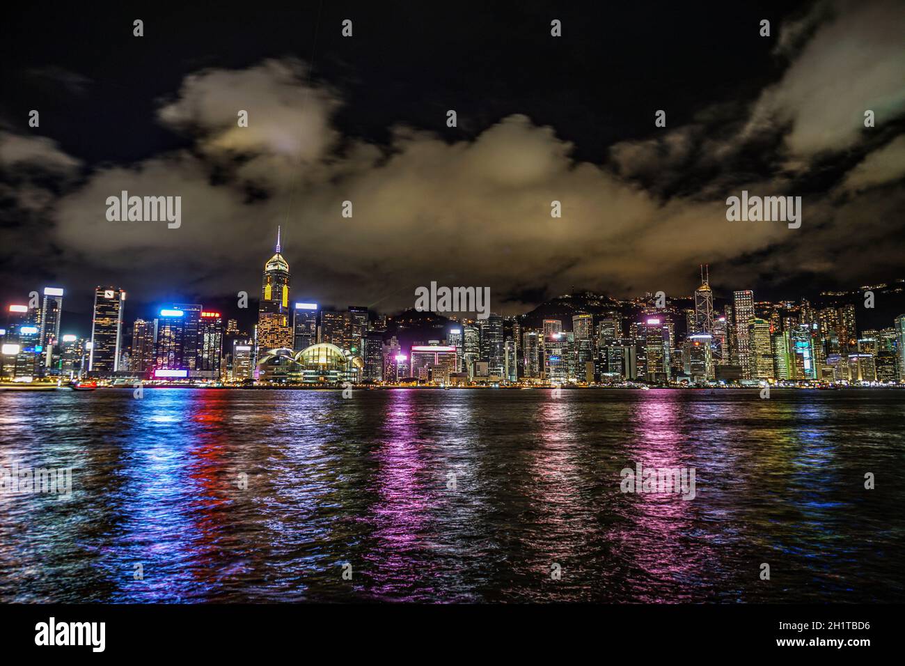 Vista nocturna de Hong Kong desde el puerto Victoria. Lugar de rodaje: Región Administrativa Especial de Hong Kong Foto de stock