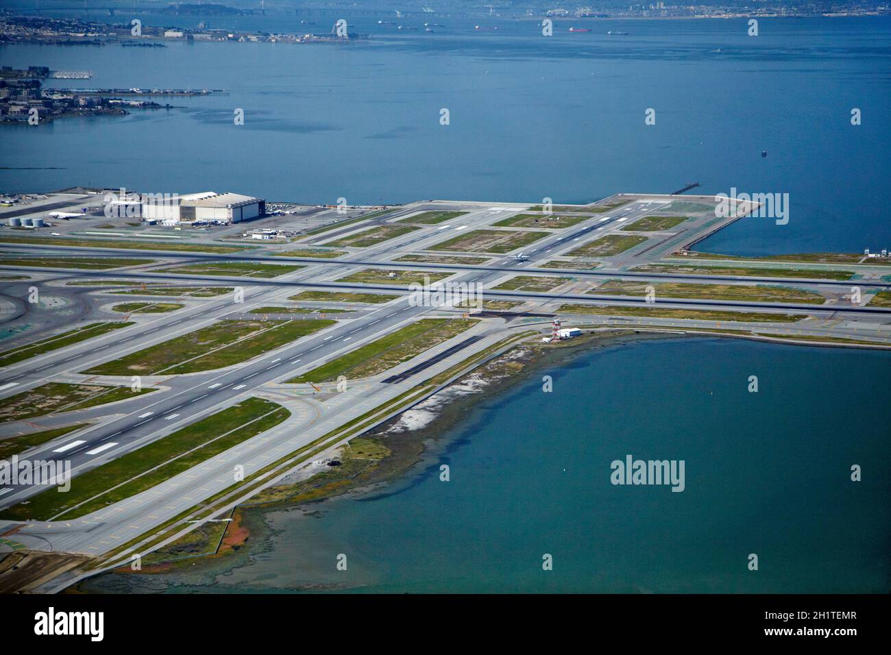 Pistas de aterrizaje, Aeropuerto Internacional de San Francisco y Bahía de San Francisco, San Francisco, California, Estados Unidos - aéreo Foto de stock