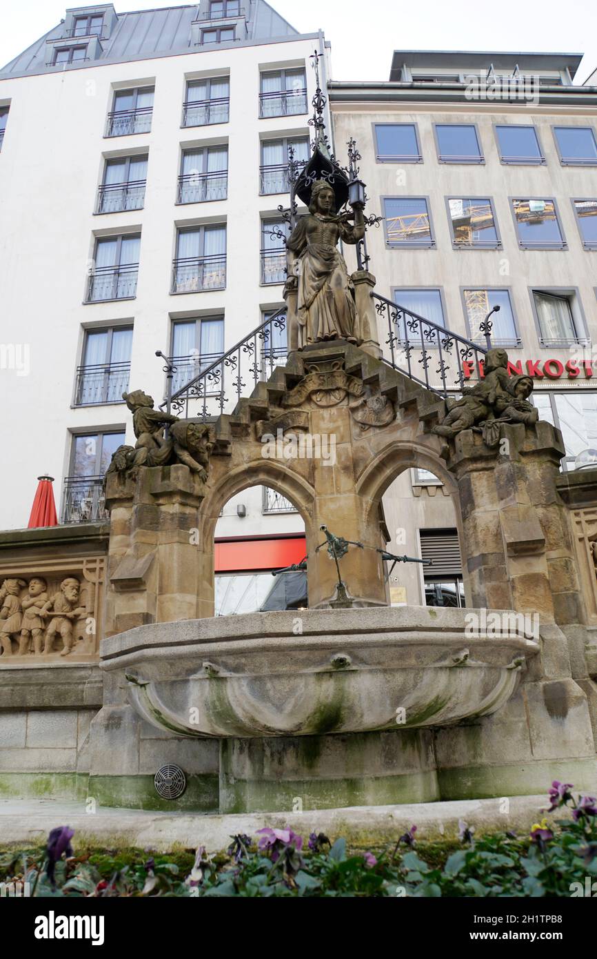 Heinzelmännchen-Brunnen in der Kölner Altstadt, Köln, Renania del Norte Westfalia, Alemania Foto de stock