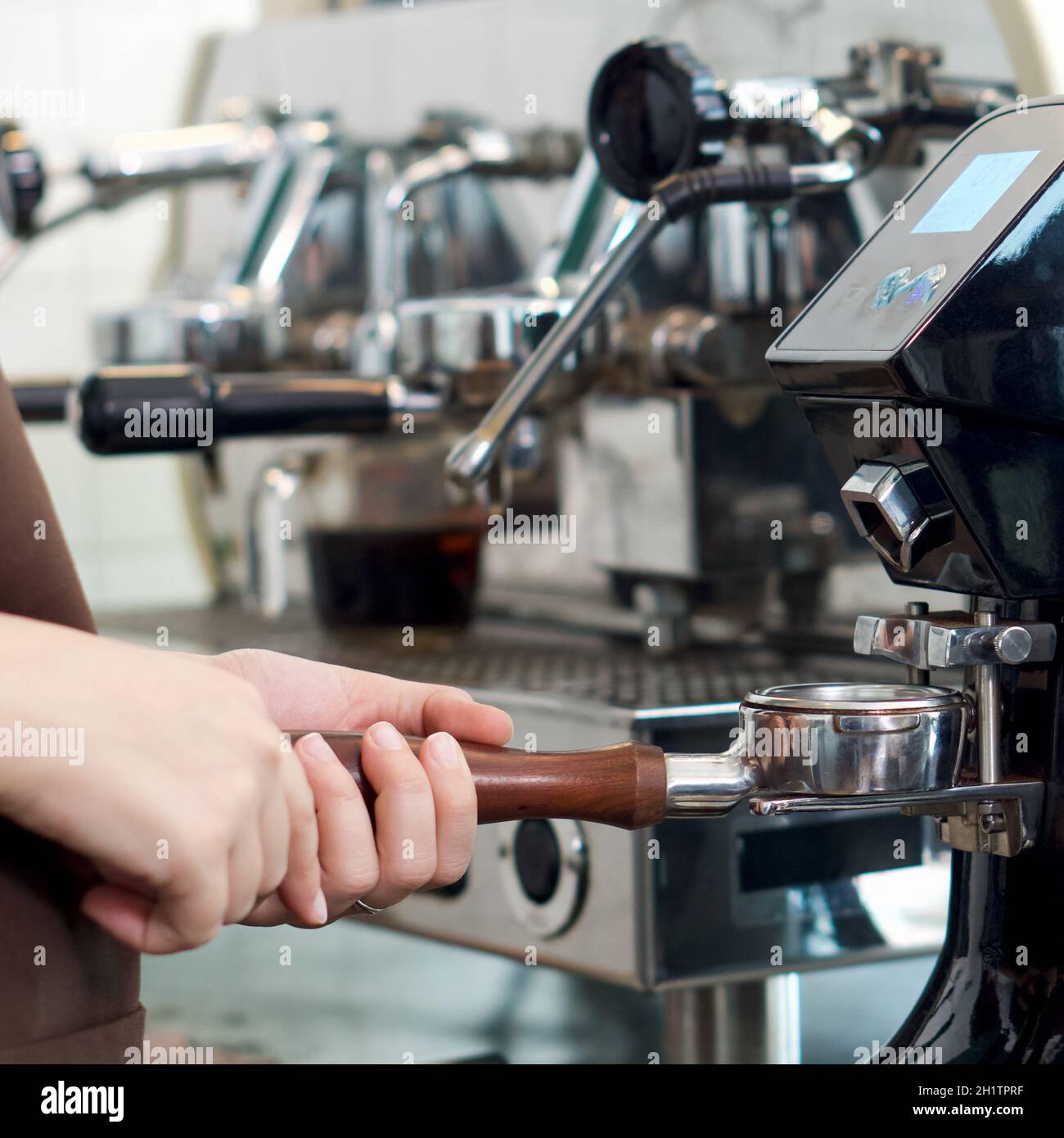 Barista haciendo café expreso fresco. Portafiltros para máquina espresso (primer plano). Foto de stock