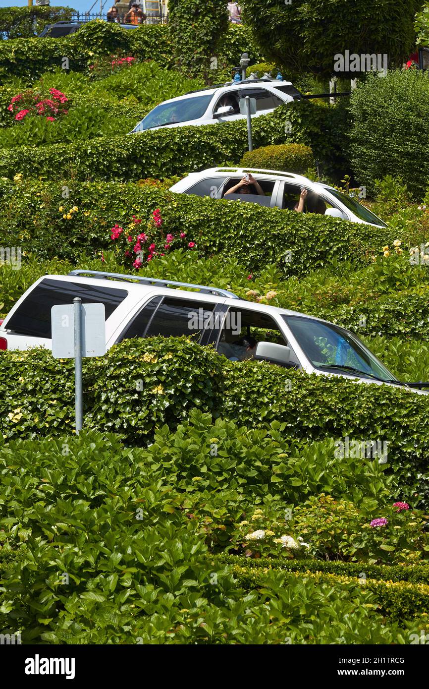 Vehículos que circulan por Lombard Street (que se dice que es la calle