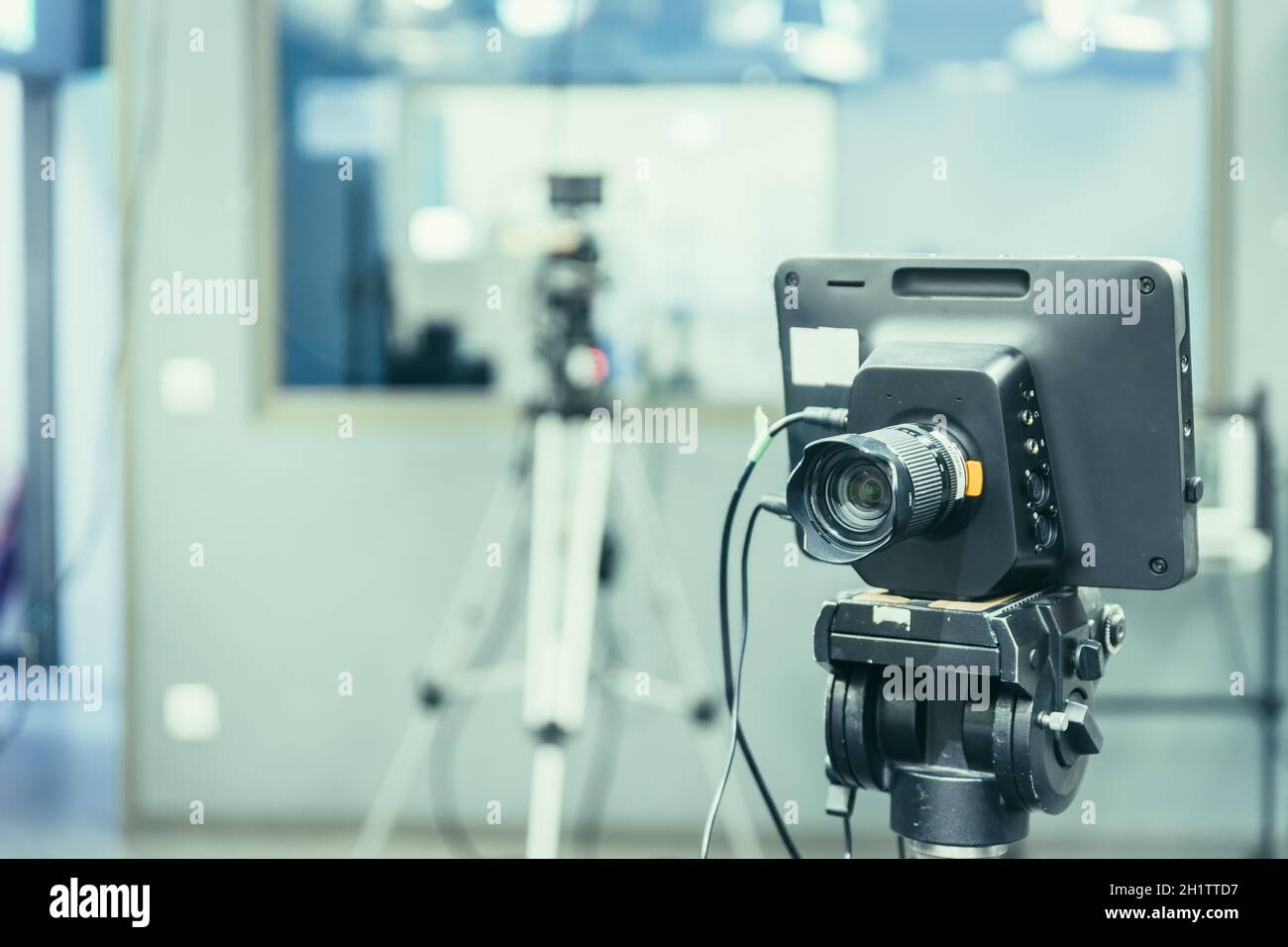 Filme la cámara en un trípode en un estudio de televisión Fotografía de  stock - Alamy