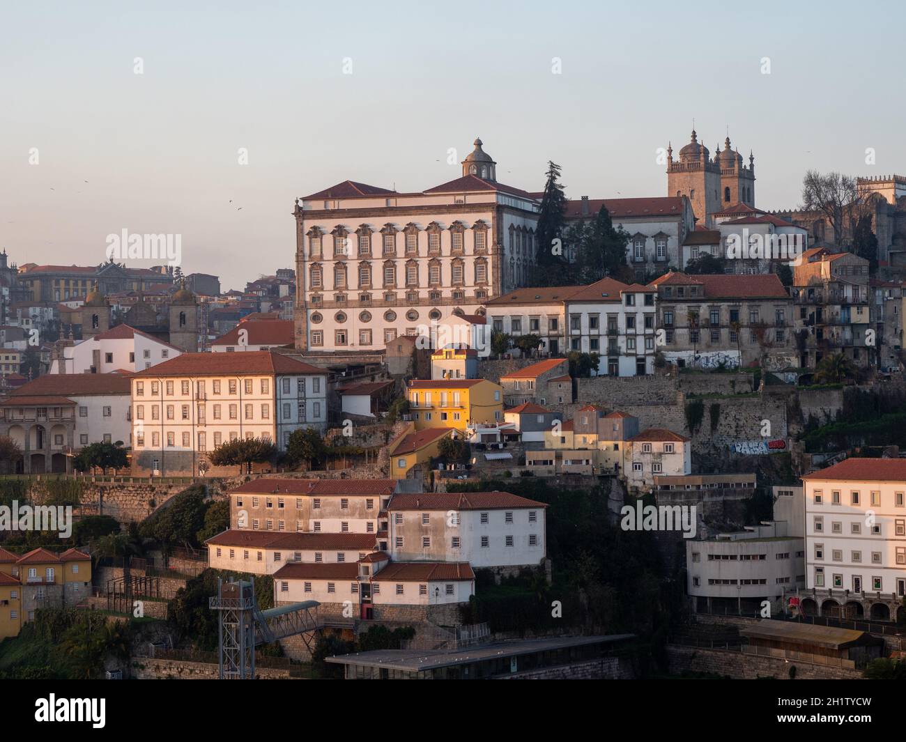 Vista desde Vila Nova da Gaia hasta el centro histórico de Oporto con el Palacio Episcopal y la Catedral da Sé Foto de stock