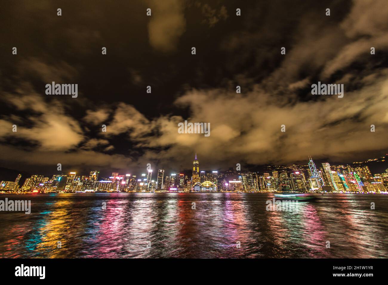 Vista nocturna de Hong Kong desde el puerto Victoria. Lugar de rodaje: Región Administrativa Especial de Hong Kong Foto de stock