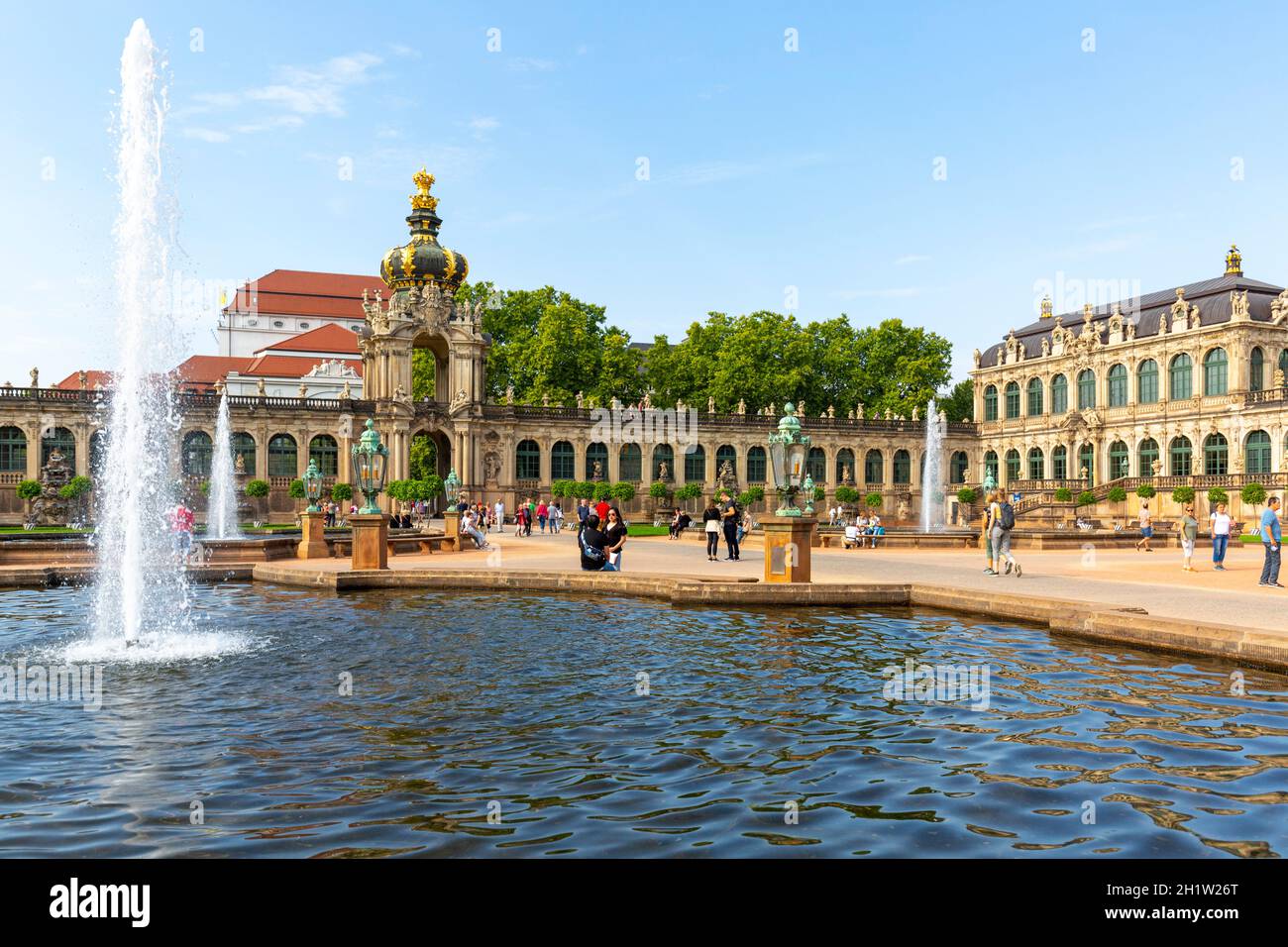 Dresden, Alemania - 23 de septiembre de 2020 : Palacio Zwinger barroco del siglo 18th, vista sobre el Salón Matematico-Physikalischer, galería larga con la Puerta de la Corona A. Foto de stock